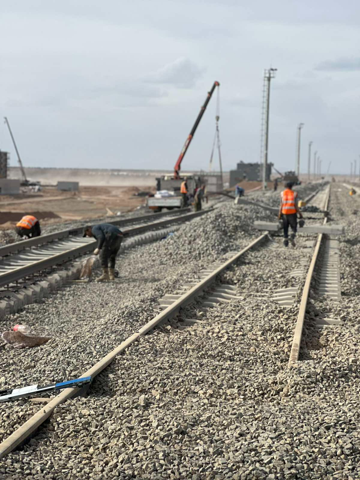 Өмнөговь аймаг Шивээ хүрэн өртөөний 1, 2-р замын 2,4км нарийн царигийн төмөр замын ажил